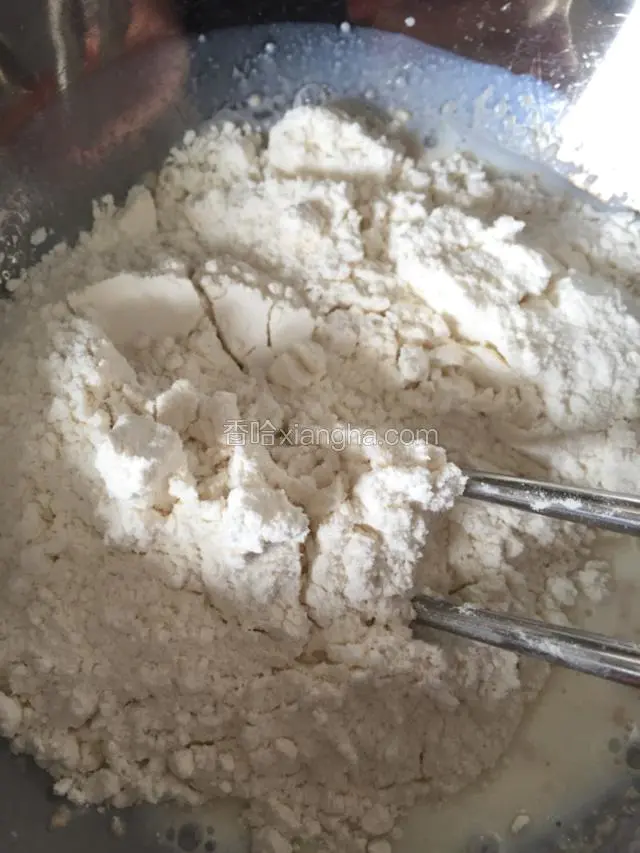 接着加入120克面粉用筷子搅匀
