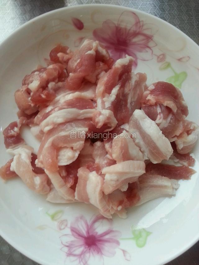 五花肉切薄片备用