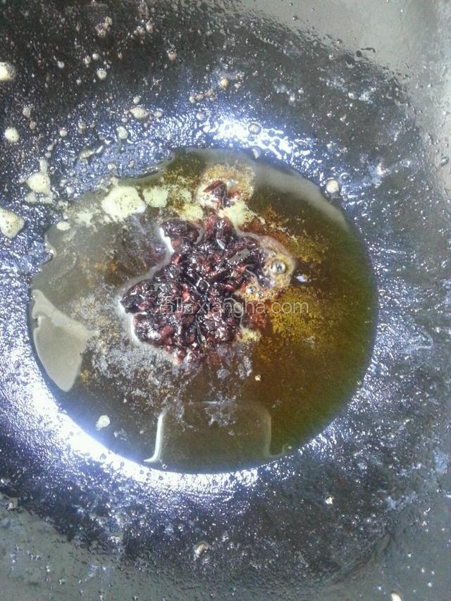 油烧热加入豆豉酱爆香