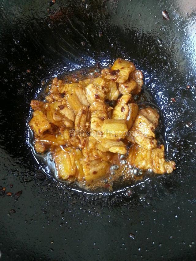炒至五花肉开始吐油