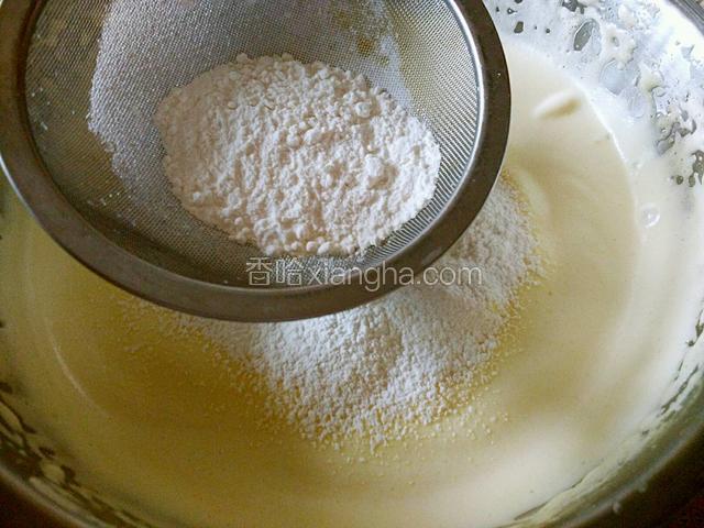 烤箱预热190度。在打发好的蛋糊中分两次筛入低筋面粉，用刮刀拌匀后，倒入玉米油，再次拌匀。