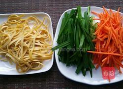 凉拌豆腐皮韭菜的做法图解2