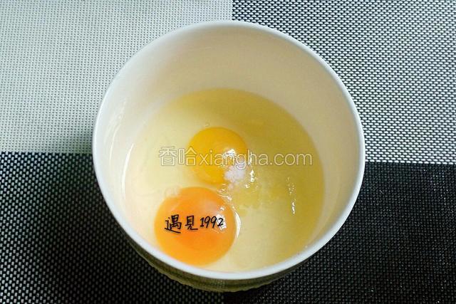 鸡蛋打碗里，加入盐跟花生油搅拌均匀。