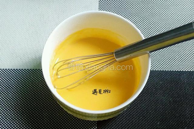 筛入面粉，加入少许水，用手动打蛋器搅拌均匀。