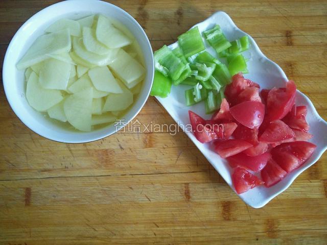 土豆切片泡水！番茄和青椒切成小块