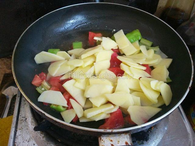 的番茄炒出汁把土豆片放进去，进行翻炒！