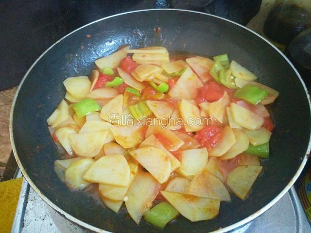 等番茄炒碎！土豆变色时就可以出锅了！