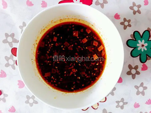 把方便面的调料都倒入碗里，用开水冲泡，搅拌均匀备用。