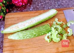 青椒苦瓜炒肉的做法图解3