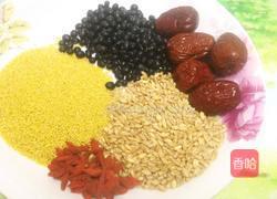 黑豆粥的做法图解1