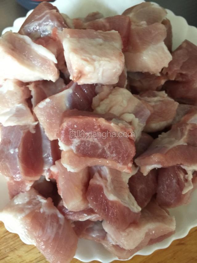 五花肉洗净切块