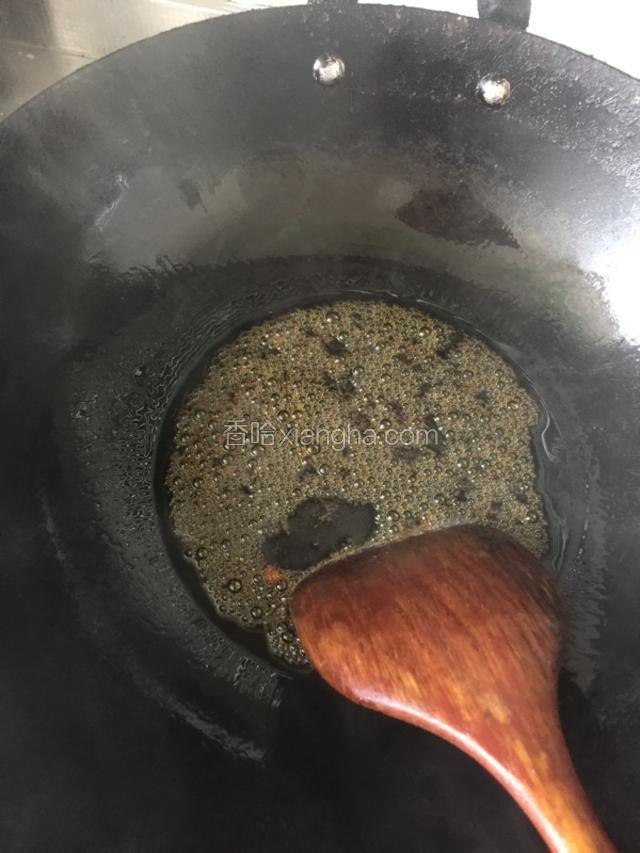 锅内放少许油，放入冰糖翻炒，要小火，炒至很多泡沫出来。