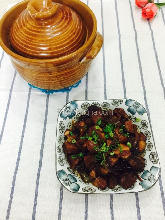 收汁，装盘，点缀小葱，开吃。
