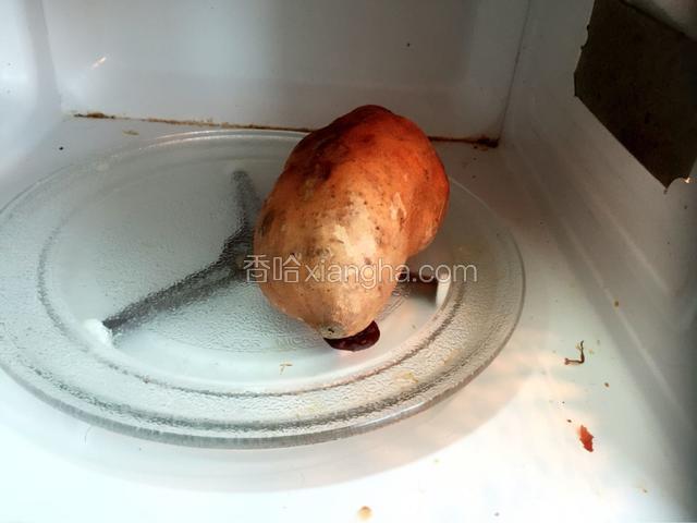 将地瓜翻面，继续烤五分钟。
