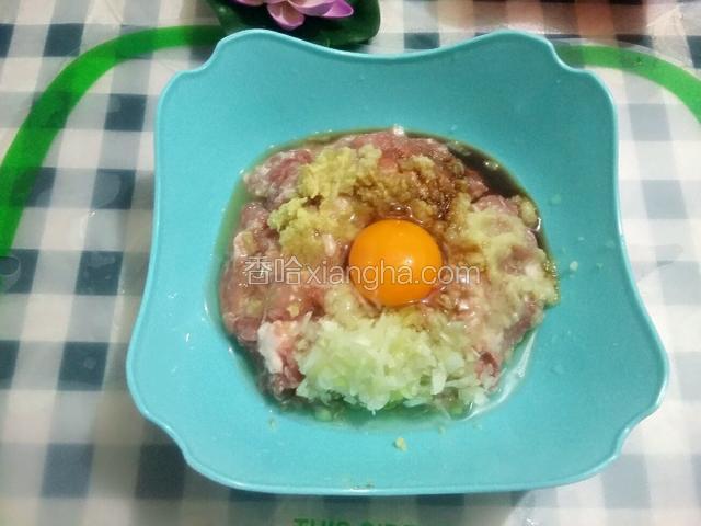 猪肉剁馅，姜蒜擦泥，葱段剁碎末，加一个鸡蛋，生抽，一起搅拌均匀；