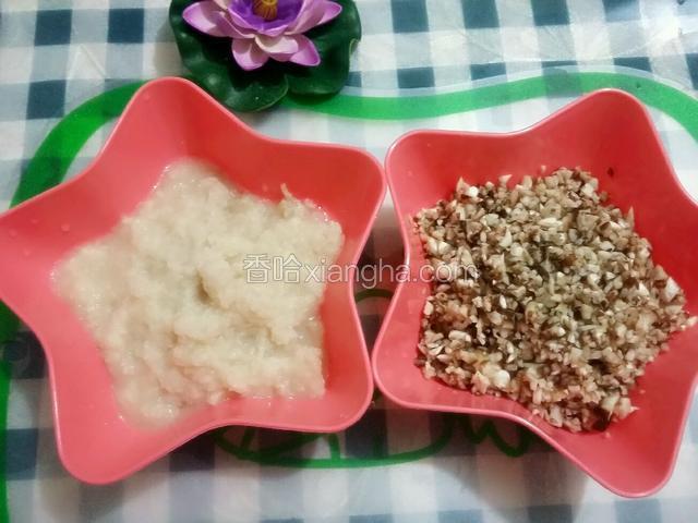 藕用厨房擦板擦泥，香菇剁碎末；