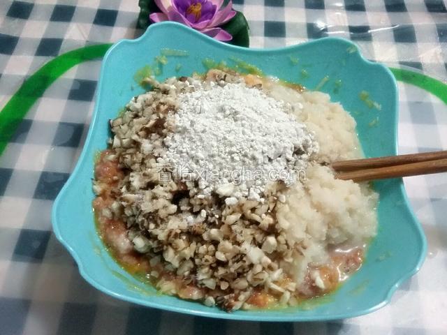香菇末和藕泥一起倒入拌匀的肉馅中，加盐，加淀粉，淀粉比平常多点，不然容易散，朝一个方向搅拌上劲；