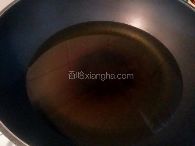 油锅倒油，炸丸子要多点，炸过的油装好用来炒菜更香；