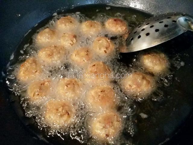 炸至丸子全部金黄，直接食用火头稍微老一点；