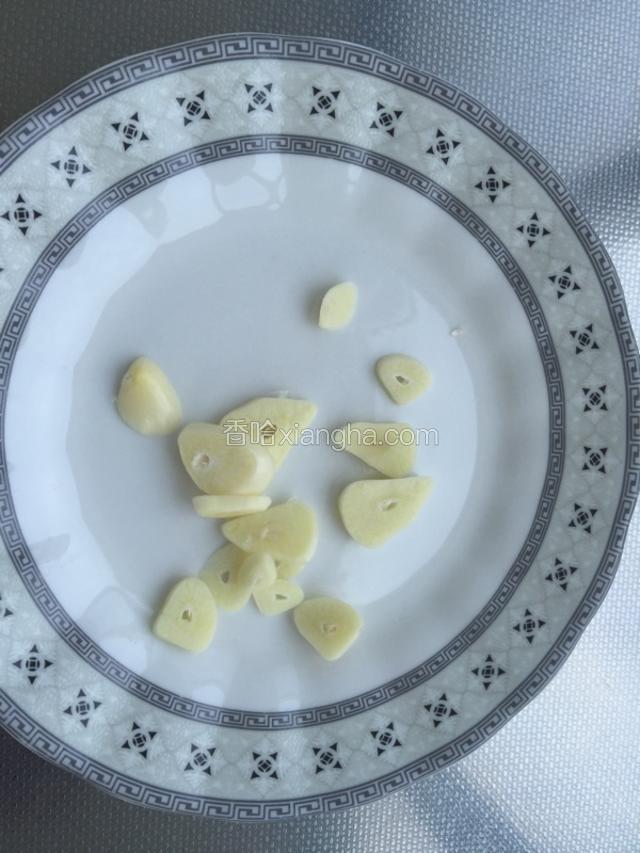 蒜瓣去皮切片