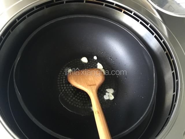 起油锅四层热加入蒜片