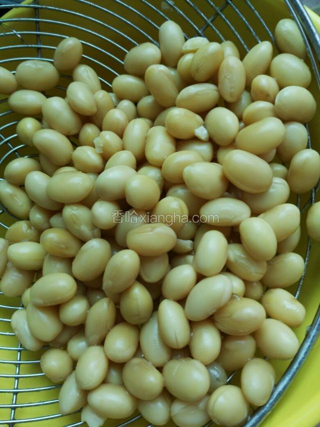 黄豆泡好捞出沥水