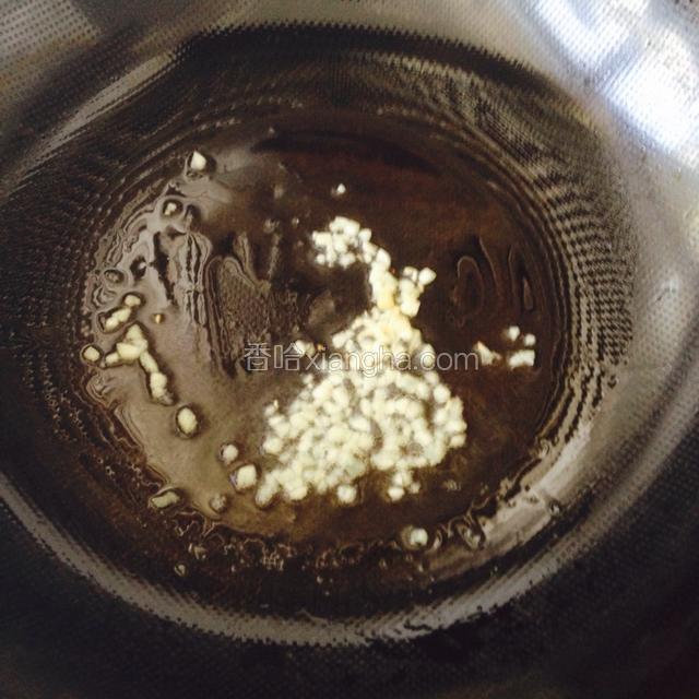 锅中倒油，油热后下入蒜末煸炒出香味
