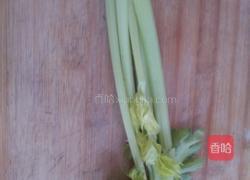 芹菜汁的做法图解1