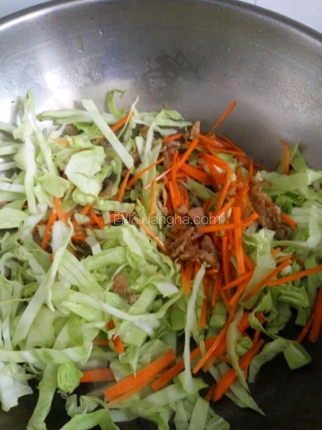 热锅凉油，下入肥肉爆出油放瘦肉淋些老抽翻炒，在放圆白菜丝，胡萝卜丝翻炒均匀，放盐、生抽调味
