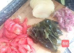 土豆番茄海带汤的做法图解1