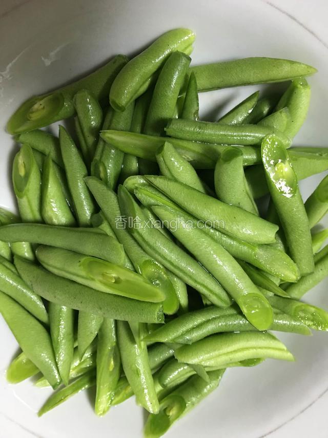 豆角切成小段，洗净；