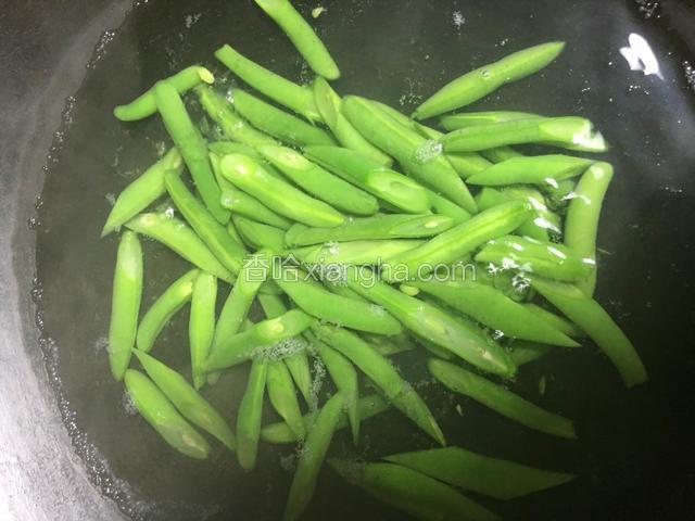 入锅焯水至熟捞出；