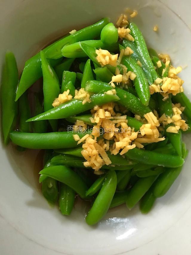 豆角装入盘中，将姜汁浇在豆角上即可；
