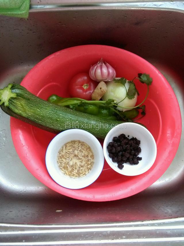 把备种食材洗干净备用，虾皮要泡洗4到5次。