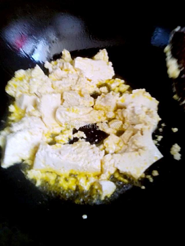 锅中加入油，油热后，放入豆腐，炒散炒两三分钟左右。