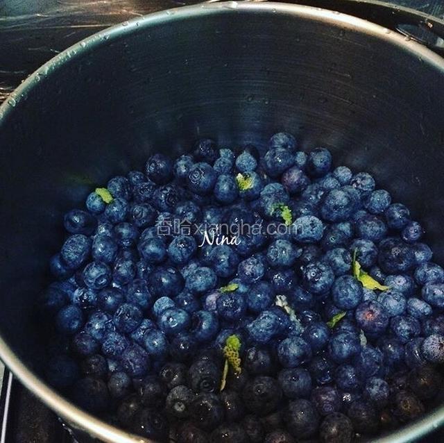 蓝莓用淡盐水清洗干净，控干水份。
