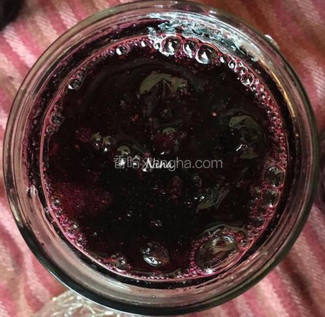 趁热将蓝莓果酱倒入玻璃容器中，8分满。