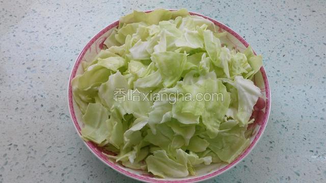 卷心菜洗干净，用手撕块。