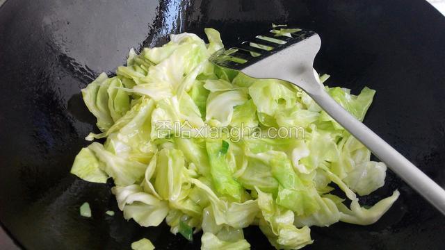 放卷心菜翻炒，放花椒面。