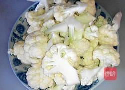 素炒菜花的做法图解1