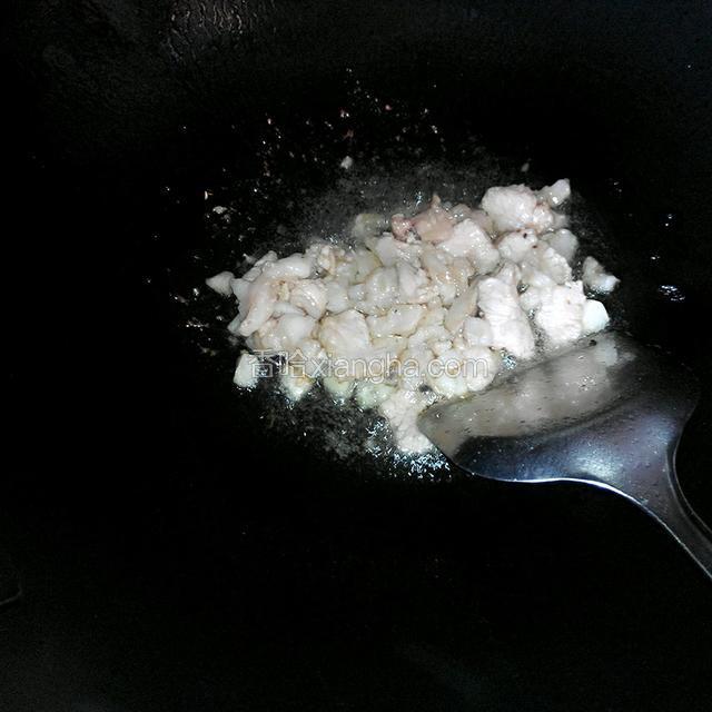 加入肉片炒熟