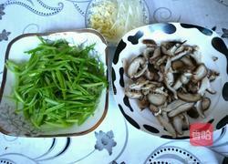 素炒香菇芹菜的做法图解2