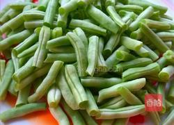 腊肠干煸四季豆的做法图解2