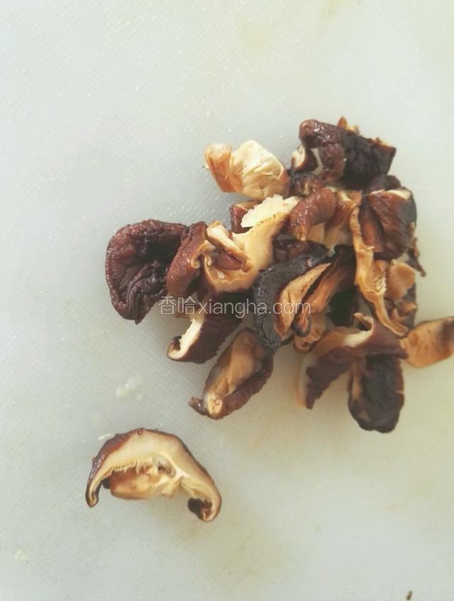 香菇提前泡开再切好备用