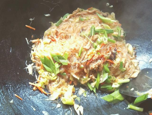 炒至粉丝收汁洒入葱、蒜尾翻几下即可