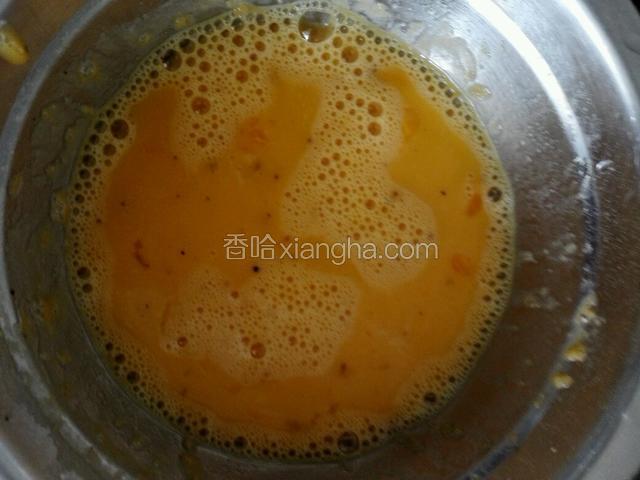 鸡蛋打散加入食盐和淀粉。
