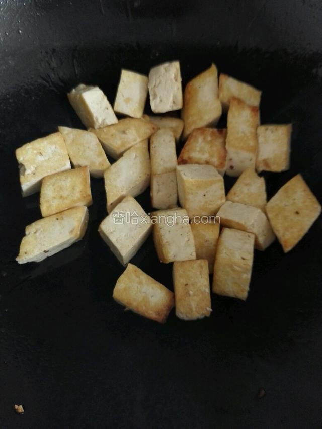 豆腐下锅煎至两面金黄。