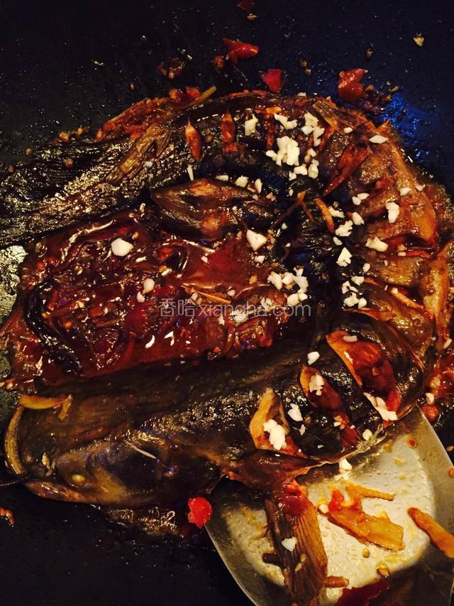 上面撒上蒜末，出锅啦！