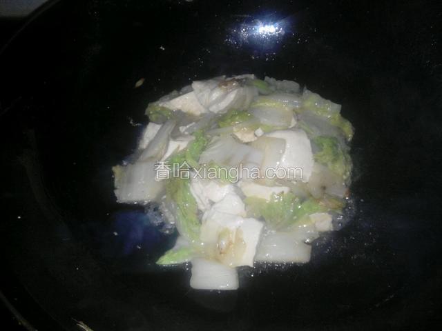再把白菜豆腐倒入锅内加盐，麻辣鲜，鸡精翻炒1分钟关火淋上少许芝麻油即可出锅
