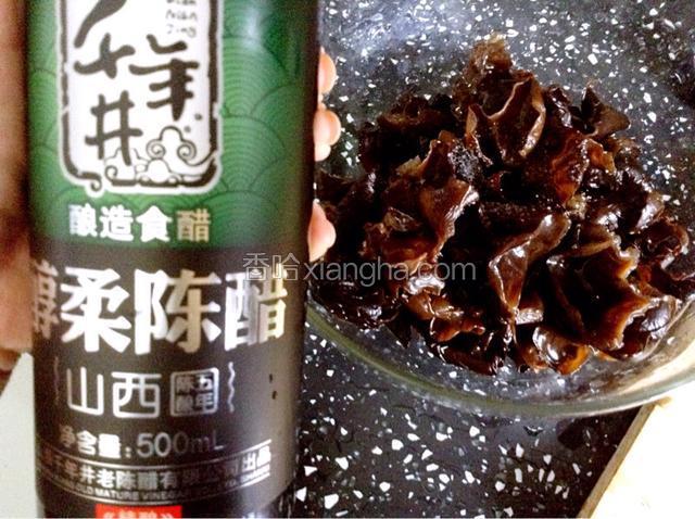 放入适量的醋。